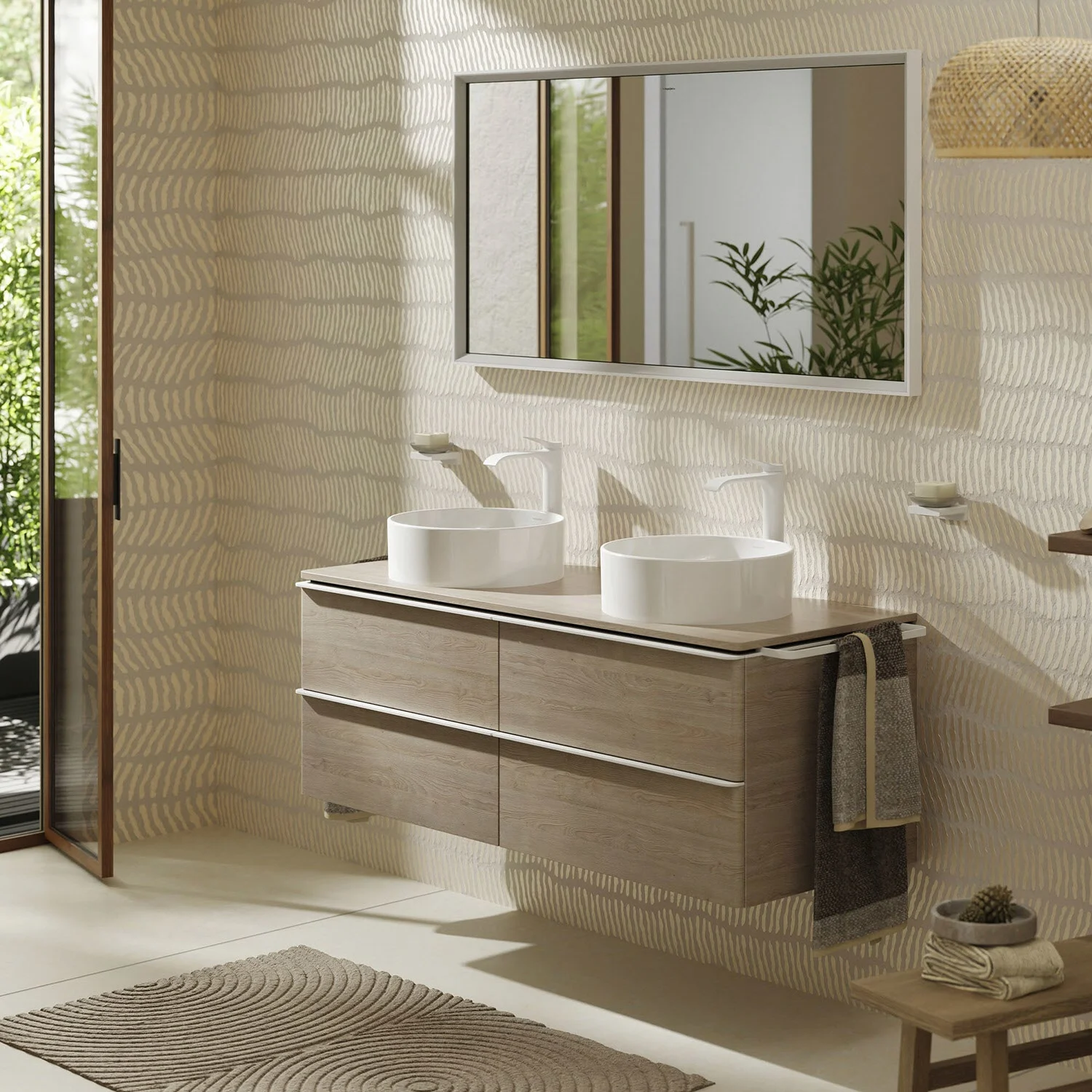 Łazienka z dużym lustrem i umywalką, hansgrohe
