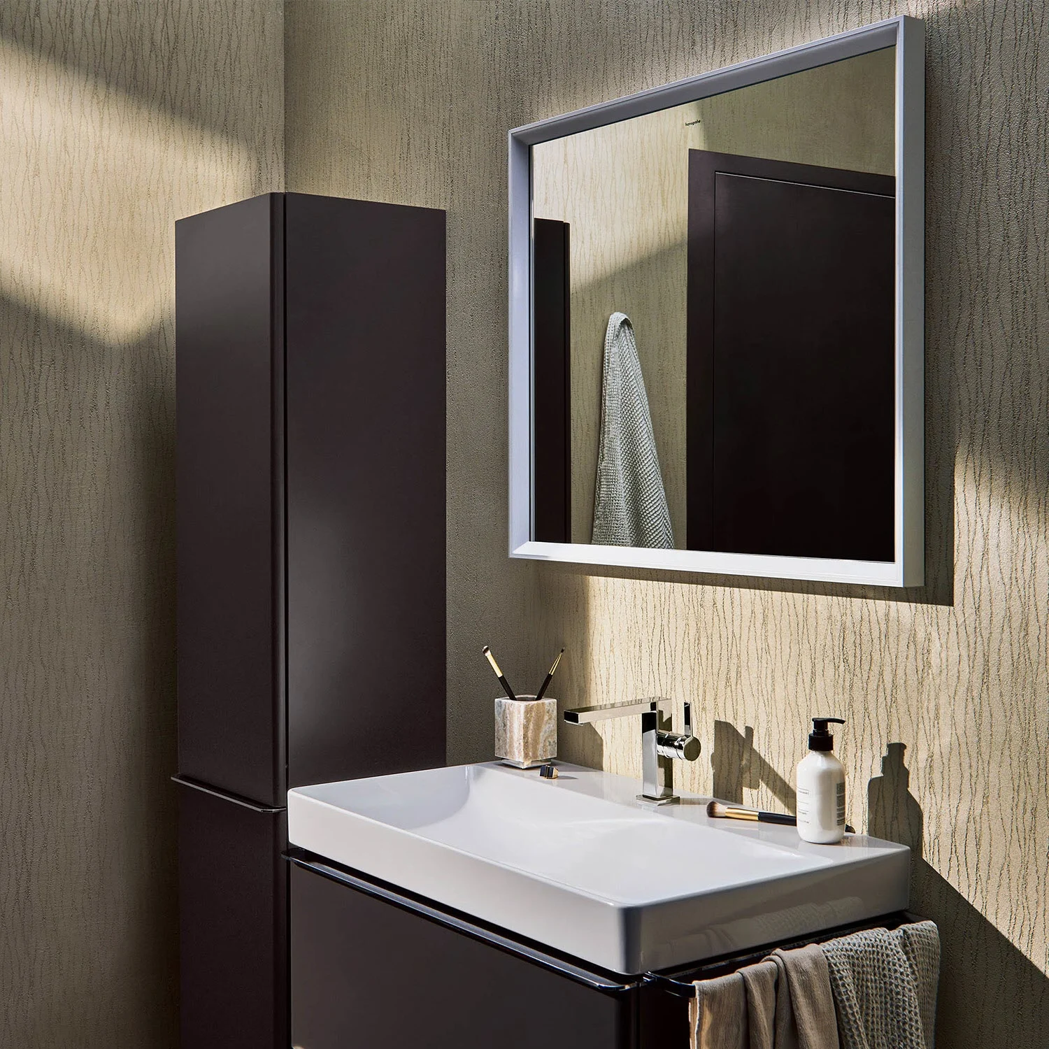 Łazienka z lustrem i umywalką, hansgrohe