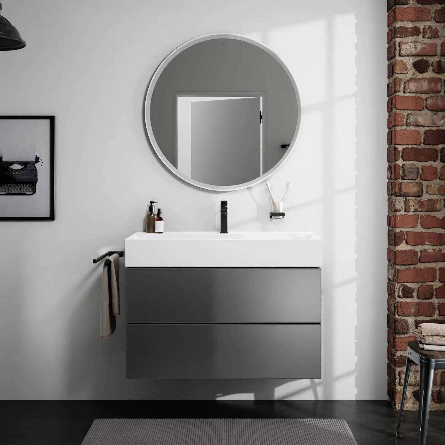 Łazienka z okrągłym lustrem i umywalką, hansgrohe