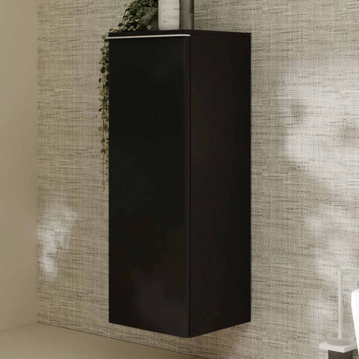 Czarna wysoka szafka zamontowana na ścianie, hansgrohe