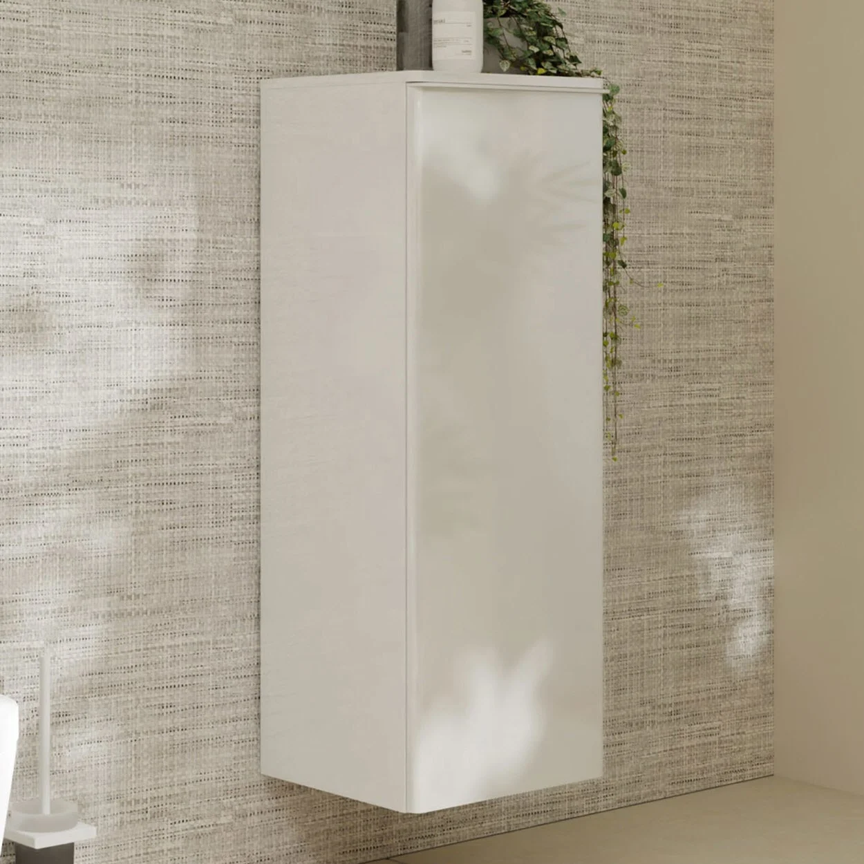 Biała wysoka szafka w łazience, hansgrohe