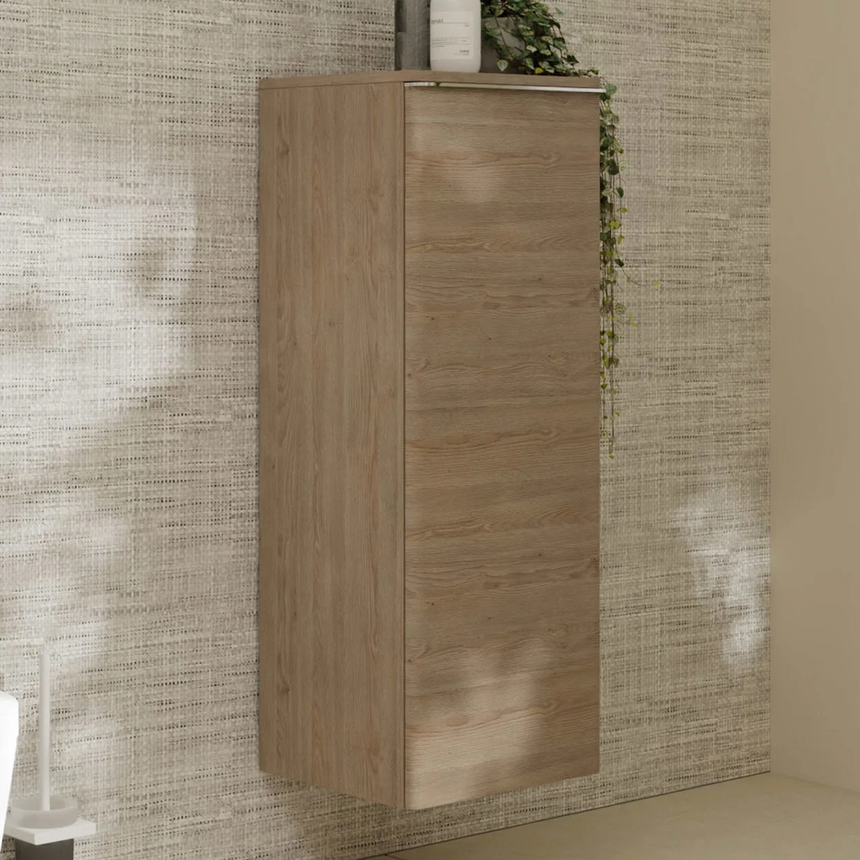 Wysoka szafka w jasnym drewnie na ścianie, hansgrohe