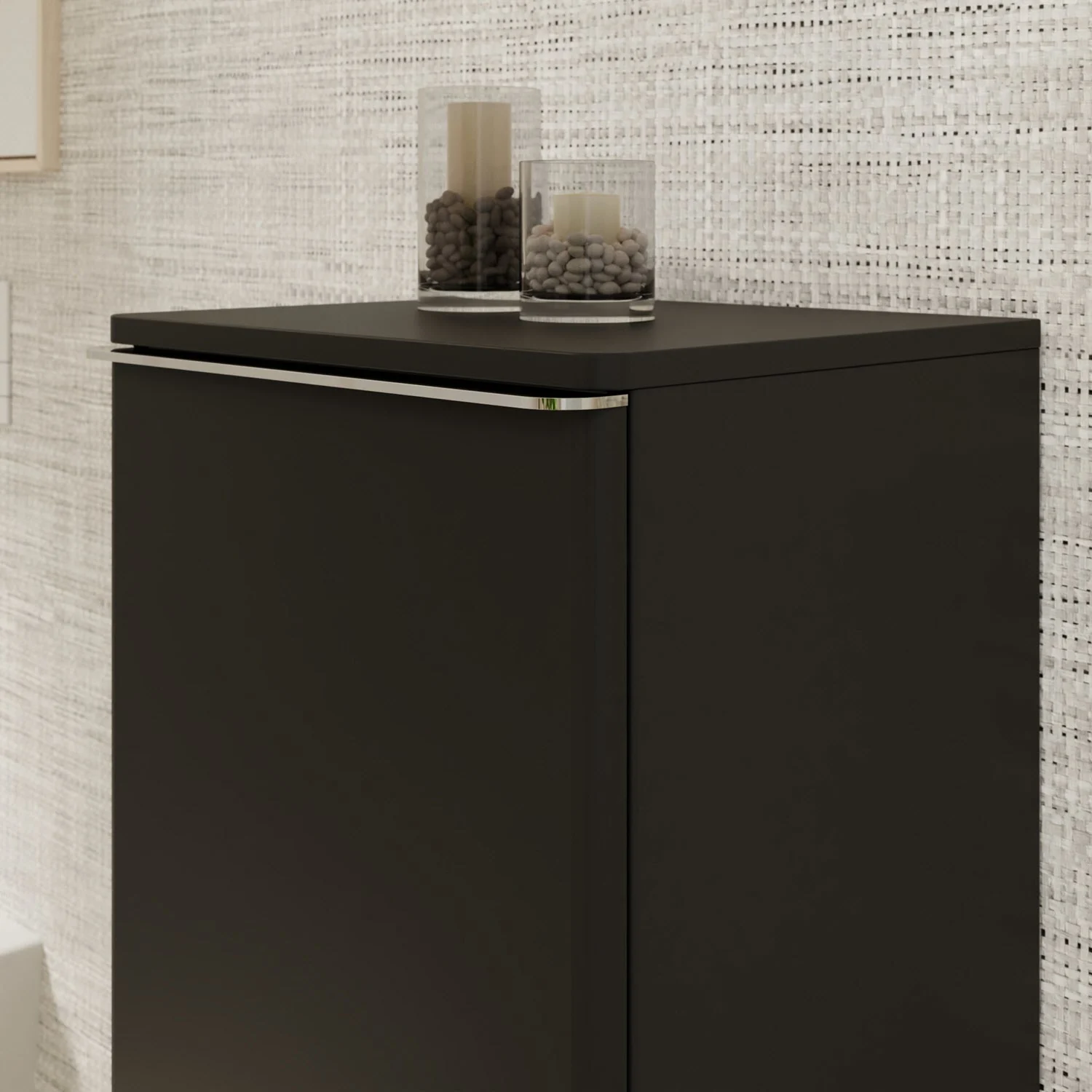 Czarna wysoka szafka z dekoracją w łazience, hansgrohe