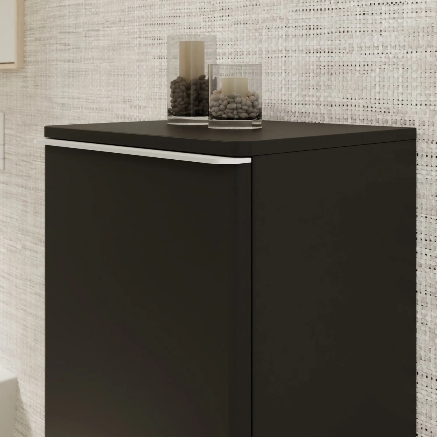 Zbliżenie czarnej szafki w łazience, hansgrohe