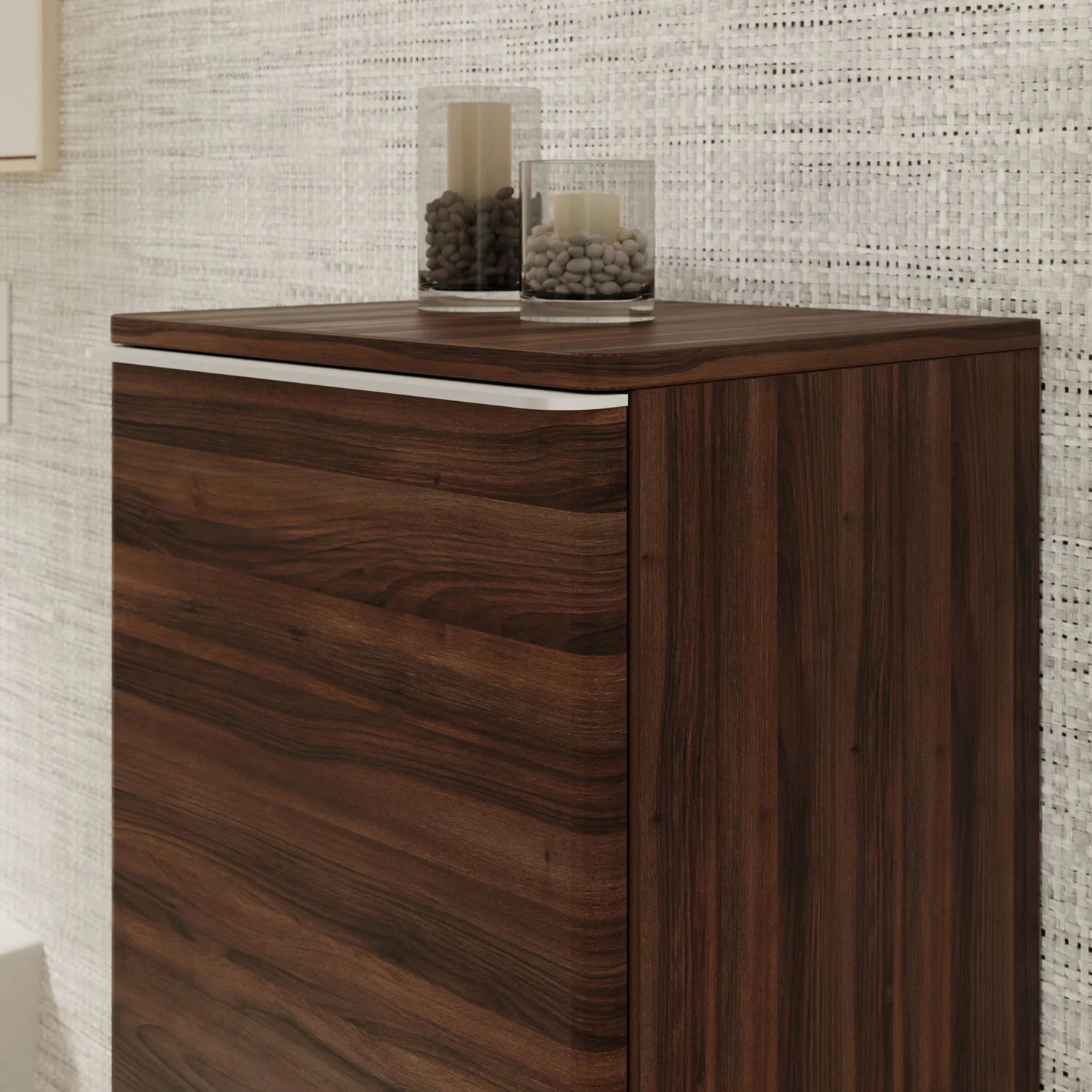 Zbliżenie ciemnej drewnianej szafki w łazience, hansgrohe