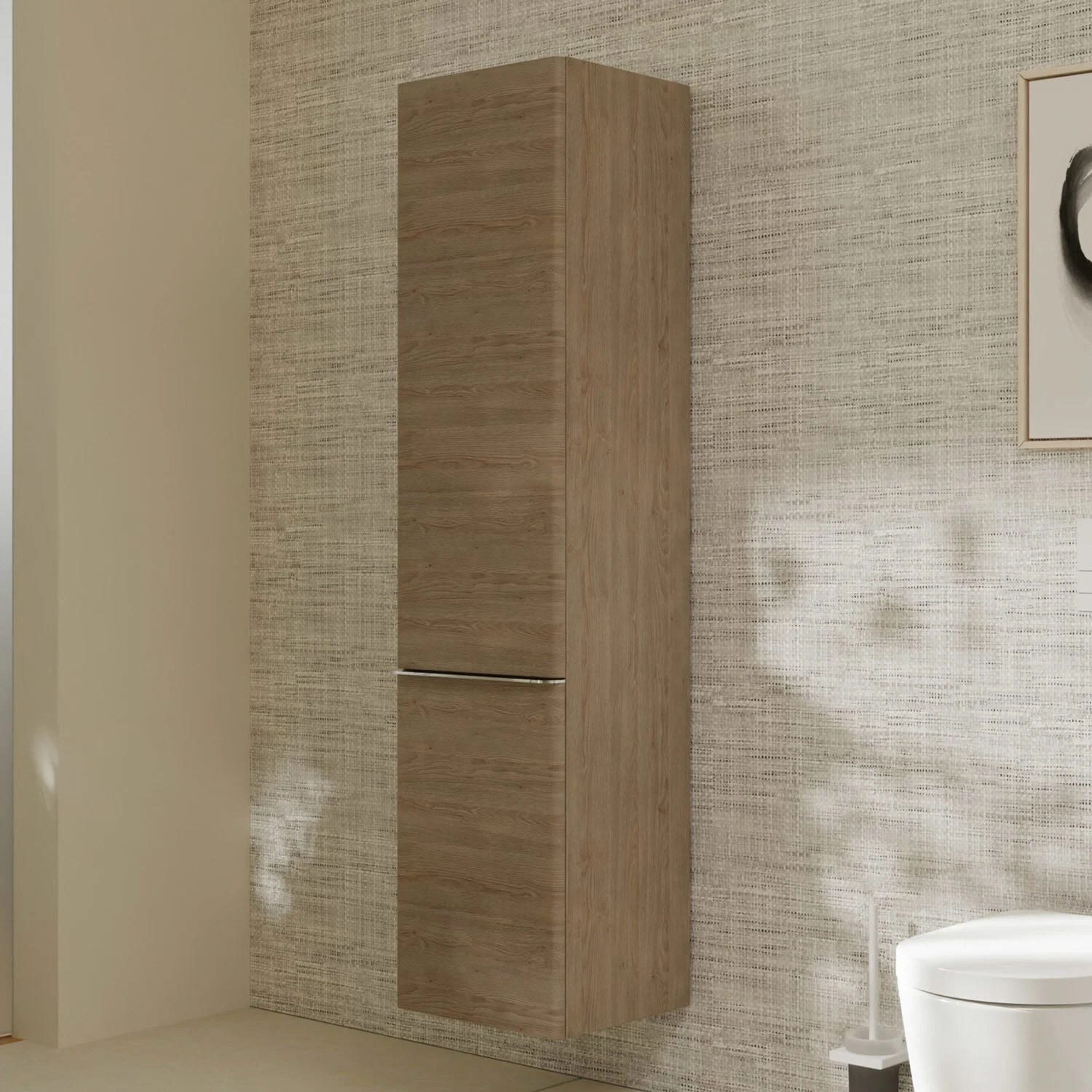 Wysoka szafka w łazience z jasnym wykończeniem drewnianym, hansgrohe