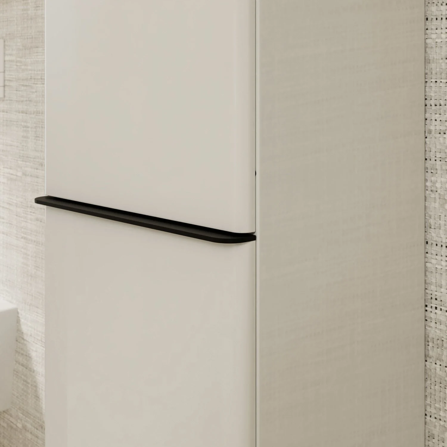 Beżowa wysoka szafka z czarnym uchwytem w łazience, hansgrohe