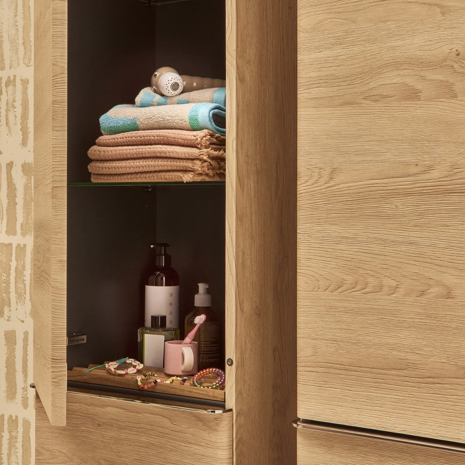 Zbliżenie otwartej drewnianej szafki z zawartością, hansgrohe