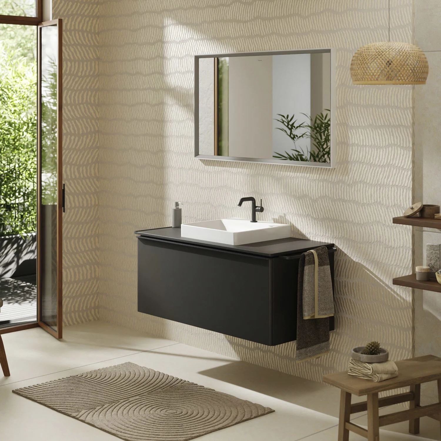 Czarne meble łazienkowe z lustrem w nowoczesnej łazience, hansgrohe