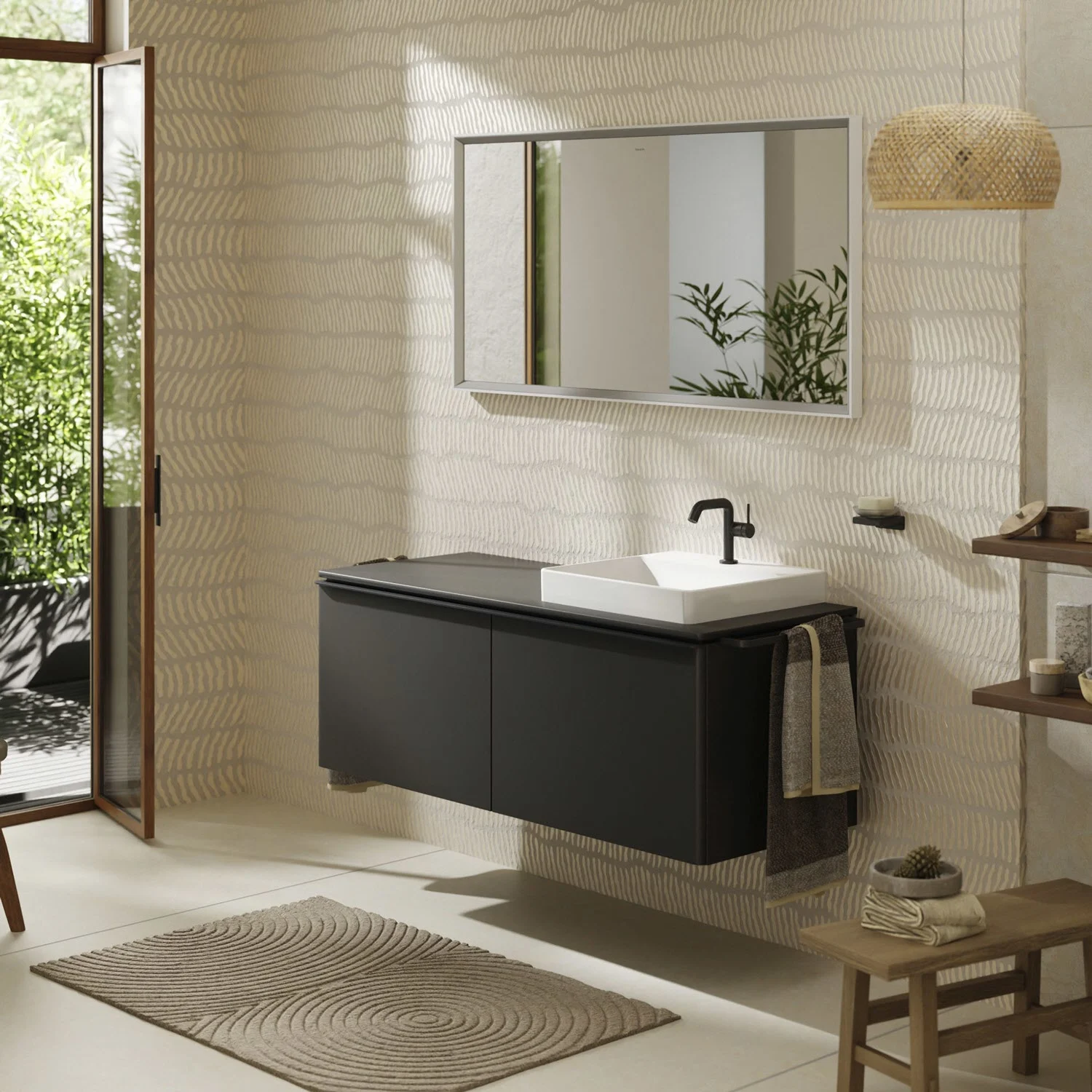 Łazienka z czarną konsolą umywalkową i lustrem, hansgrohe