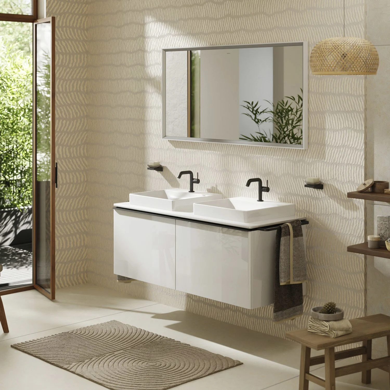 Łazienka z białą podwójną konsolą umywalkową i lustrem, hansgrohe