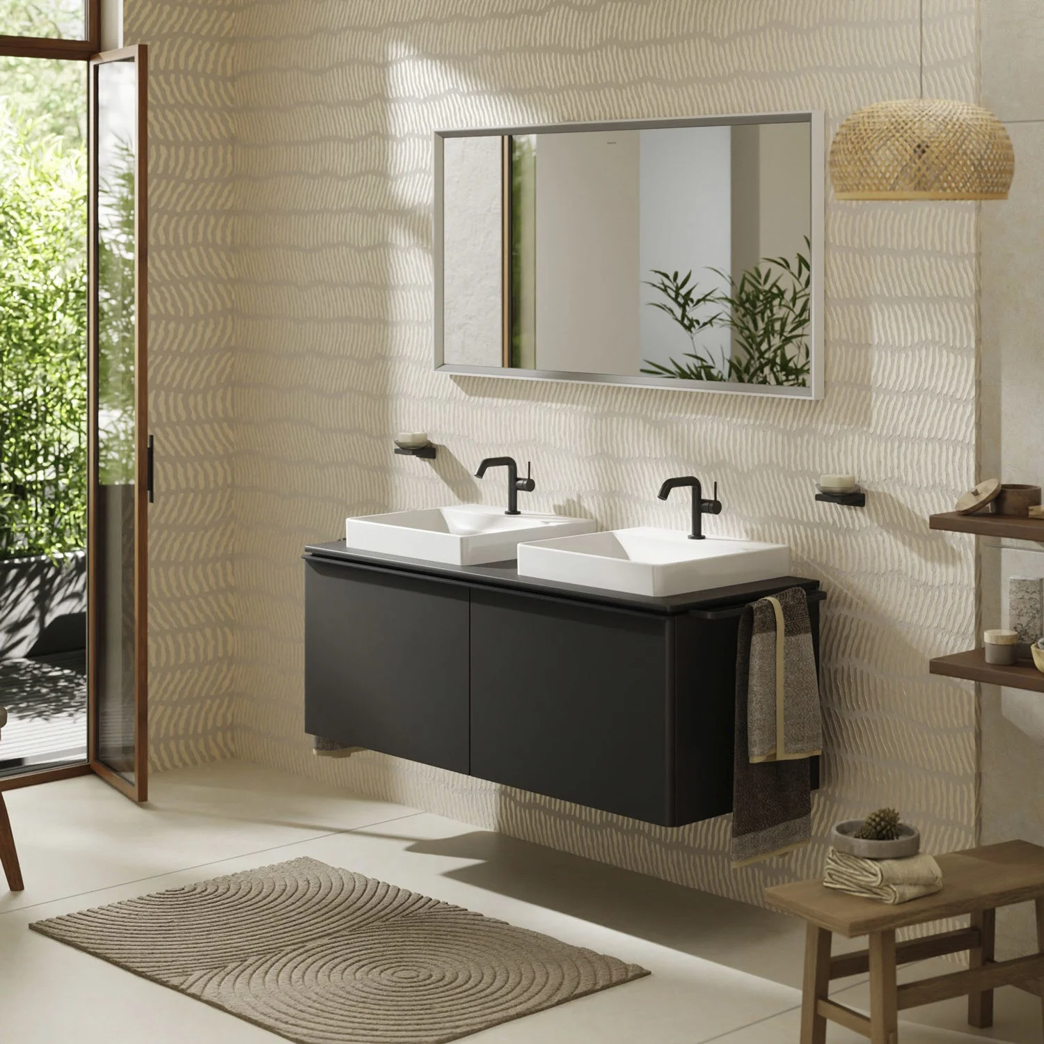 Łazienka z czarną podwójną konsolą umywalkową i lustrem, hansgrohe