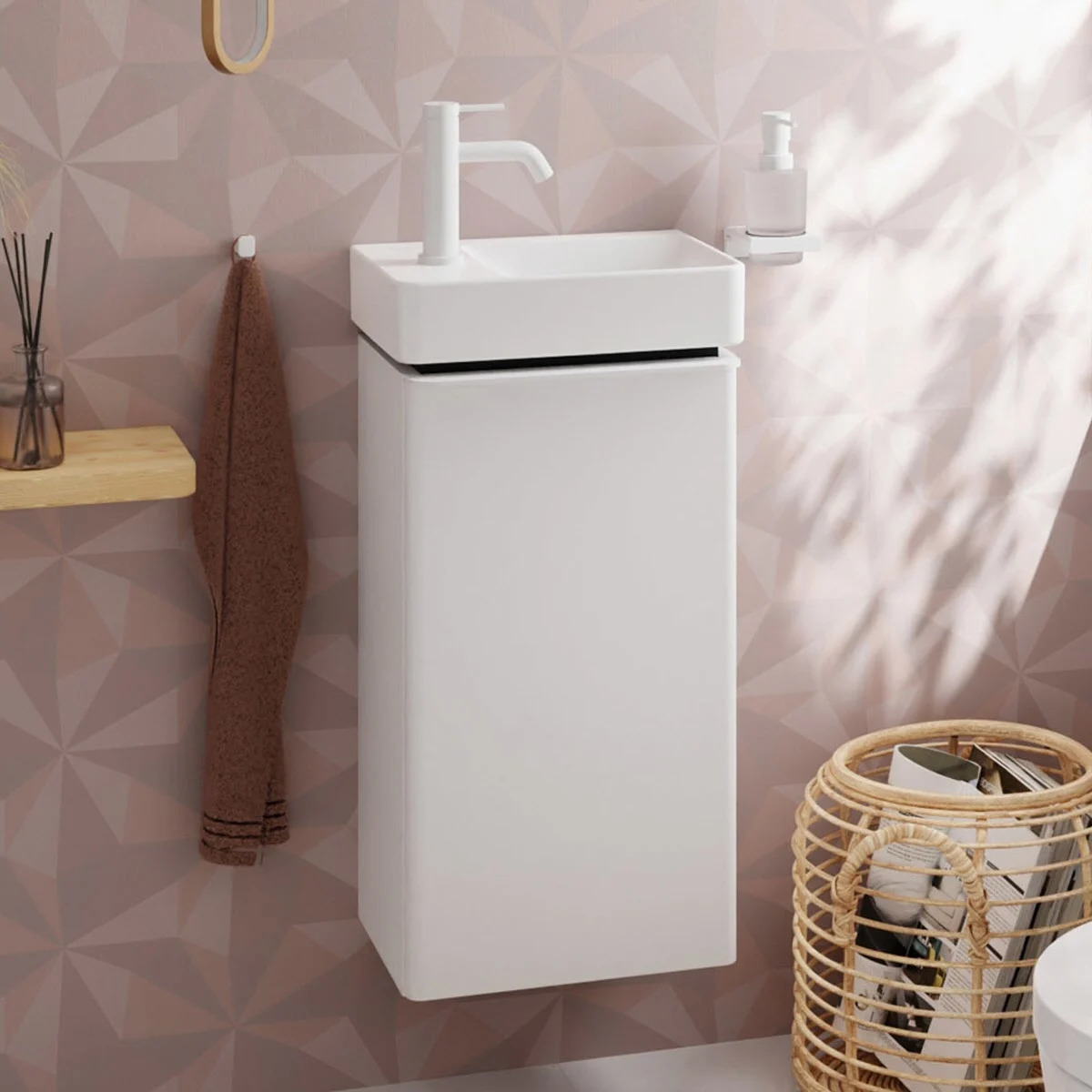 Biała szafka pod umywalkę z białą umywalką i dozownikiem mydła, hansgrohe