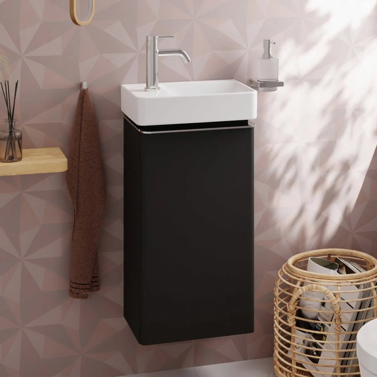 Czarna szafka pod umywalkę z srebrną baterią i dozownikiem mydła, hansgrohe