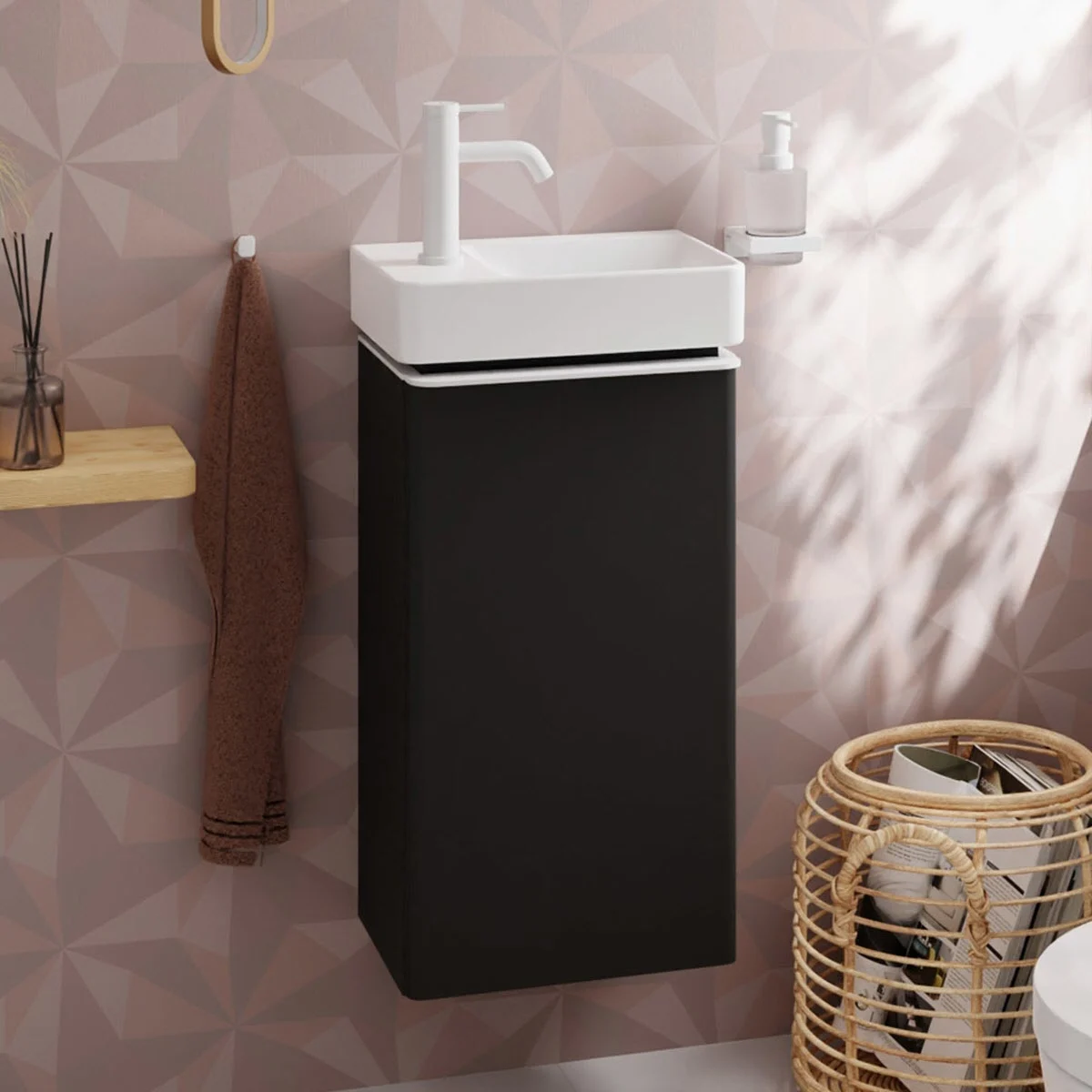 Czarna szafka pod umywalkę z białą umywalką i dozownikiem mydła, hansgrohe