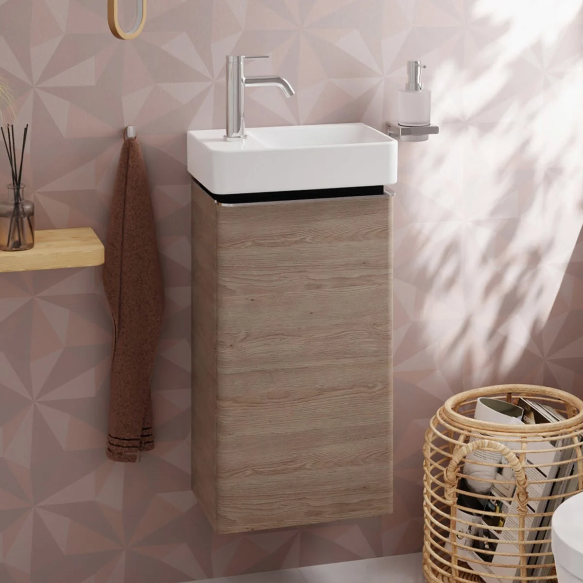 Szafka pod umywalkę z srebrną baterią i dozownikiem mydła, hansgrohe