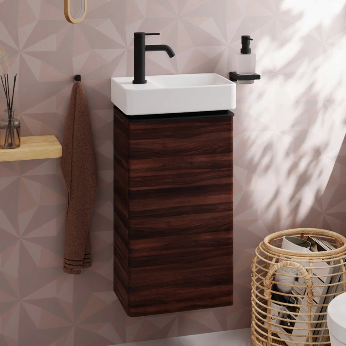 Drewniana szafka pod umywalkę z czarną baterią, hansgrohe