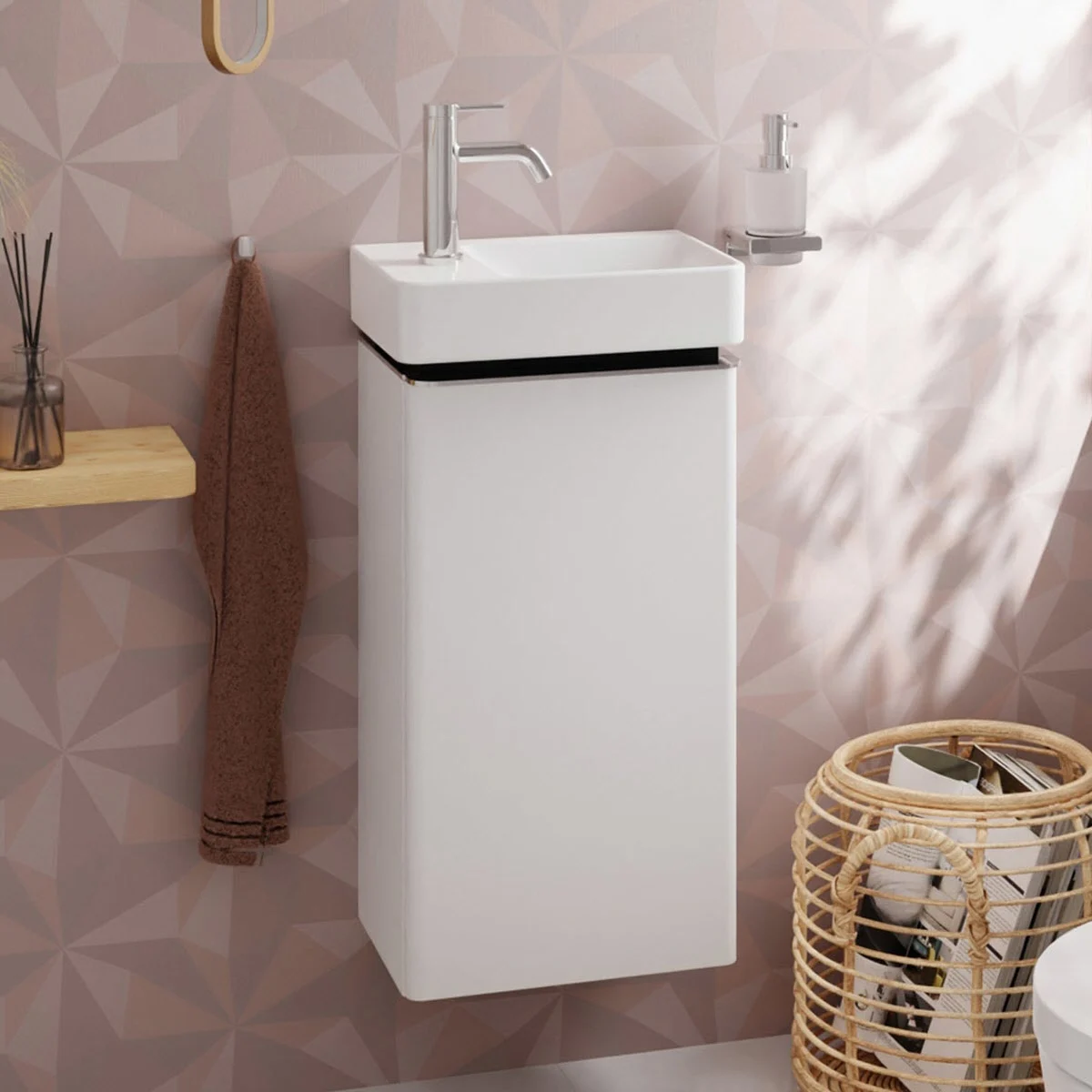 Biała szafka pod umywalkę z umywalką w łazience, hansgrohe