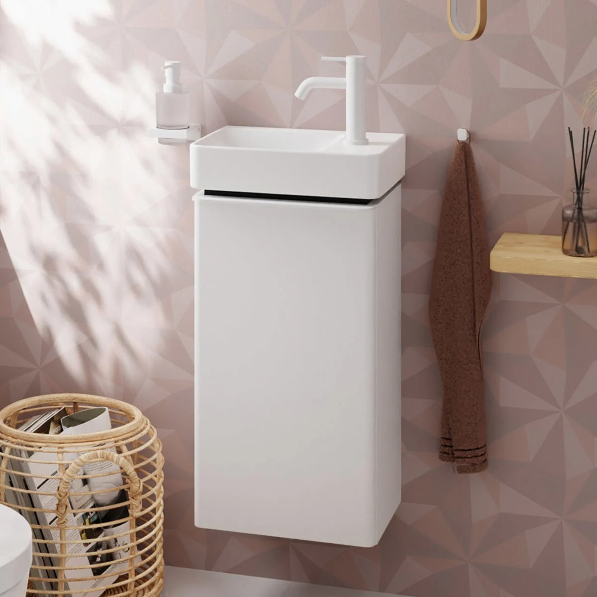 Biała szafka pod umywalkę z umywalką w łazience, hansgrohe