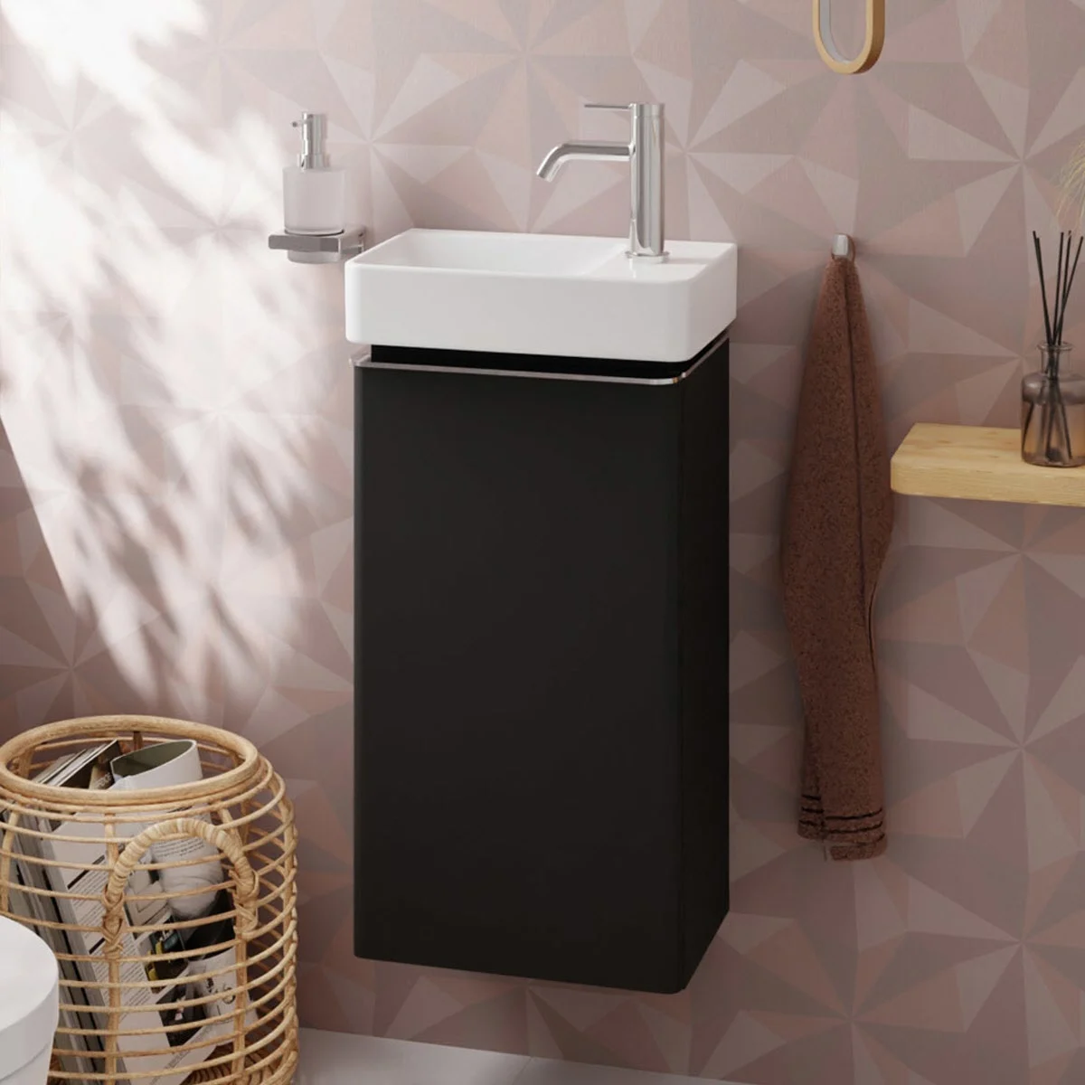 Czarna szafka pod umywalkę z umywalką w łazience, hansgrohe