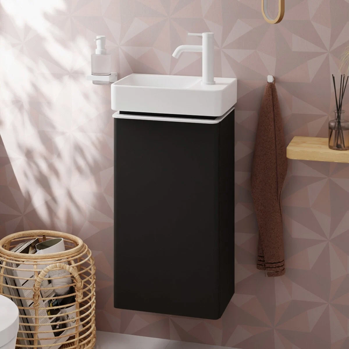 Szafka pod umywalkę z czarnym dekorem w łazience, hansgrohe