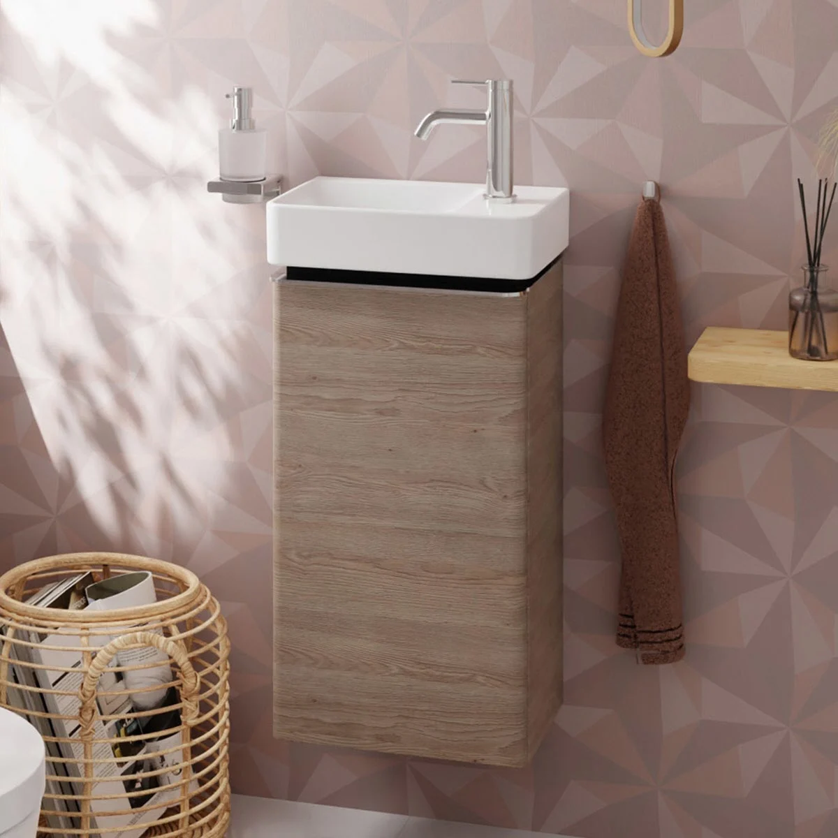 Szafka pod umywalkę z jasnym drewnem i chromowaną baterią, hansgrohe