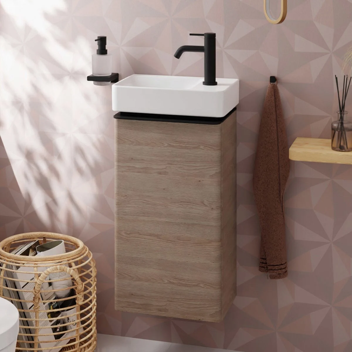 Szafka pod umywalkę z jasnym drewnem i czarną baterią, hansgrohe