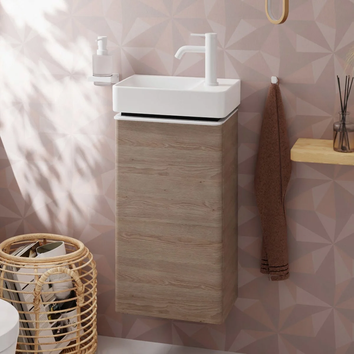 Szafka pod umywalkę z jasnym drewnem w łazience, hansgrohe