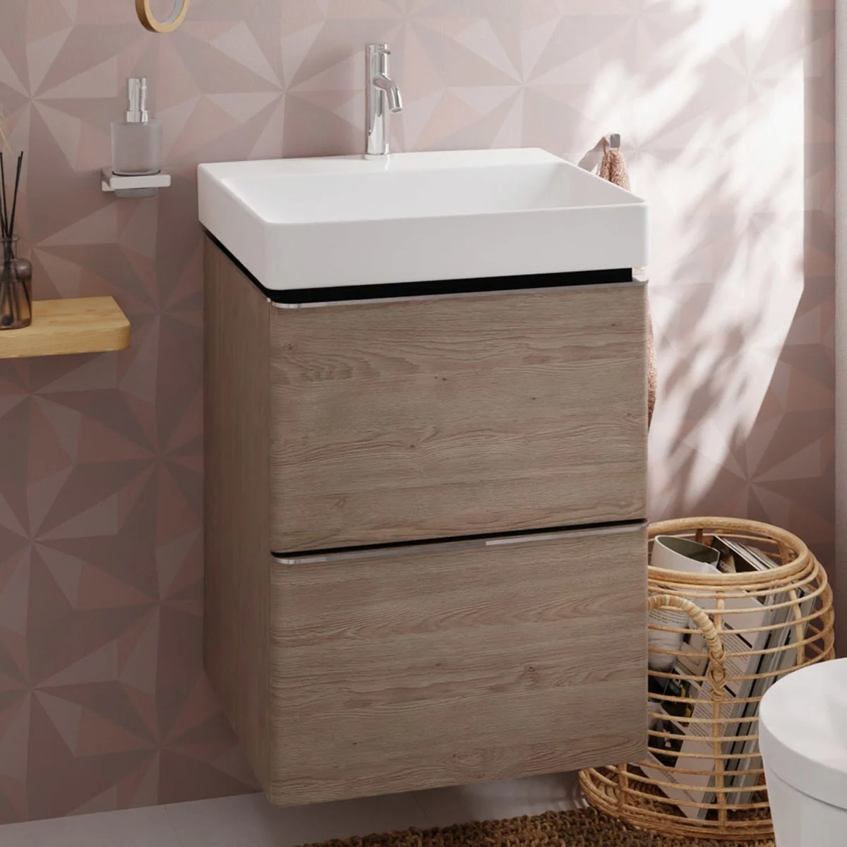 Szafka podumywalkowa w drewnianym wyglądzie z srebrną baterią, hansgrohe