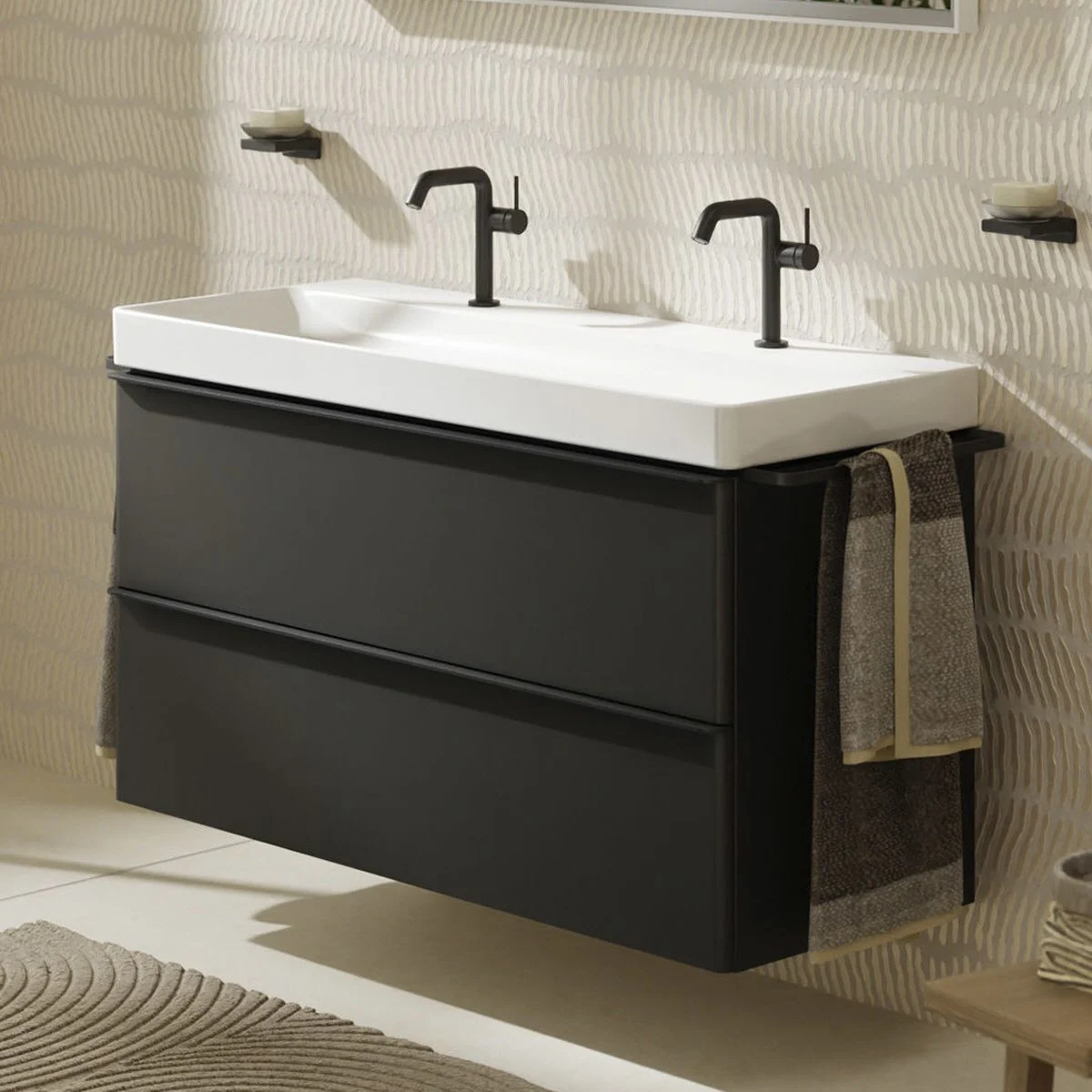 Czarna szafka z podwójną umywalką w łazience, hansgrohe