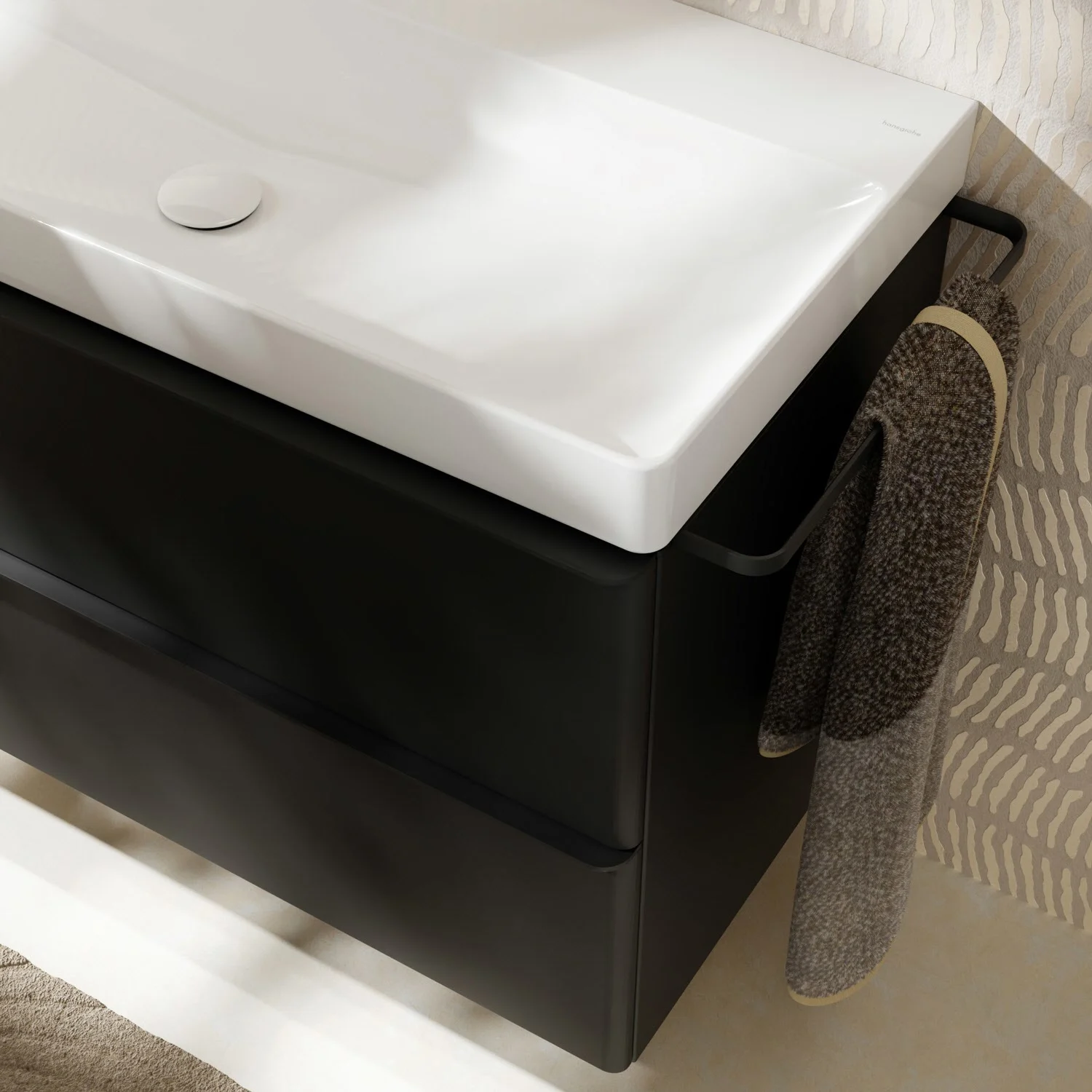 Czarna szafka pod umywalkę z uchwytem na ręcznik z bliska, hansgrohe