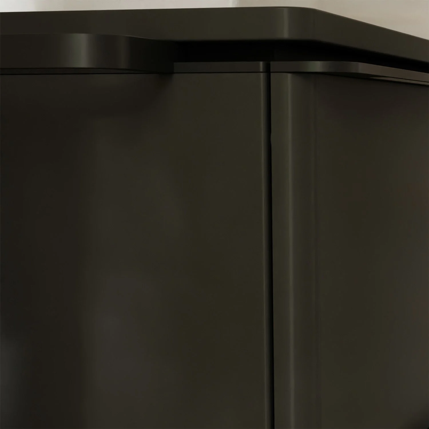Zbliżenie ciemnoszarej szafki pod umywalkę, hansgrohe