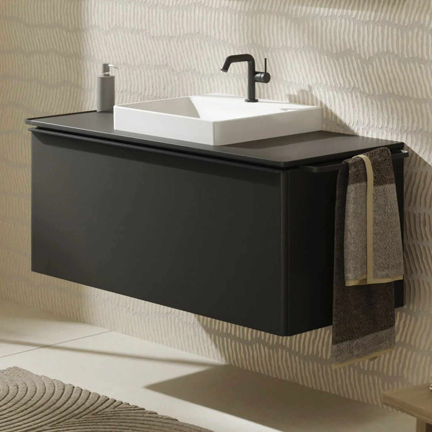 Czarna szafka pod umywalkę z białą umywalką, hansgrohe