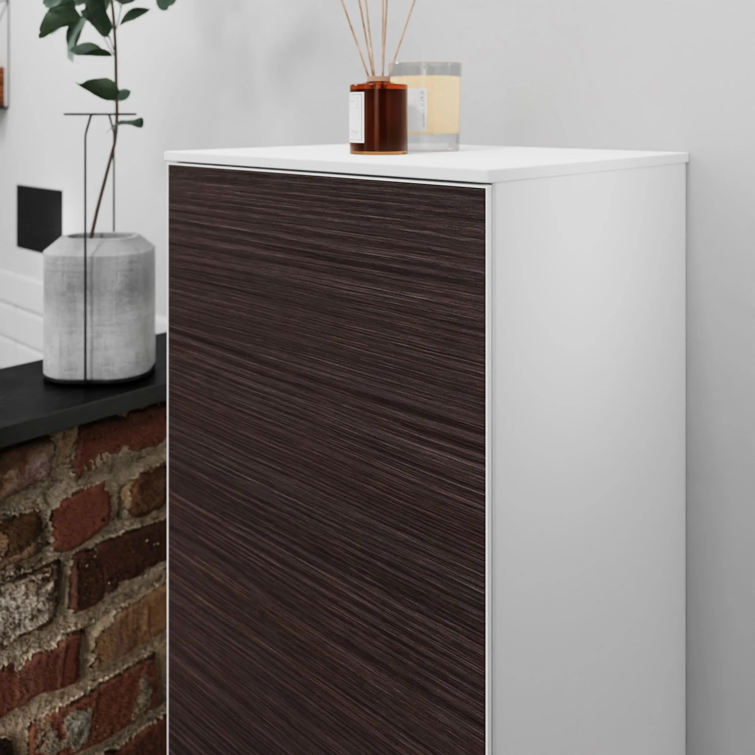 Ciemnobrązowa średnia szafka z białą ramą w łazience, hansgrohe