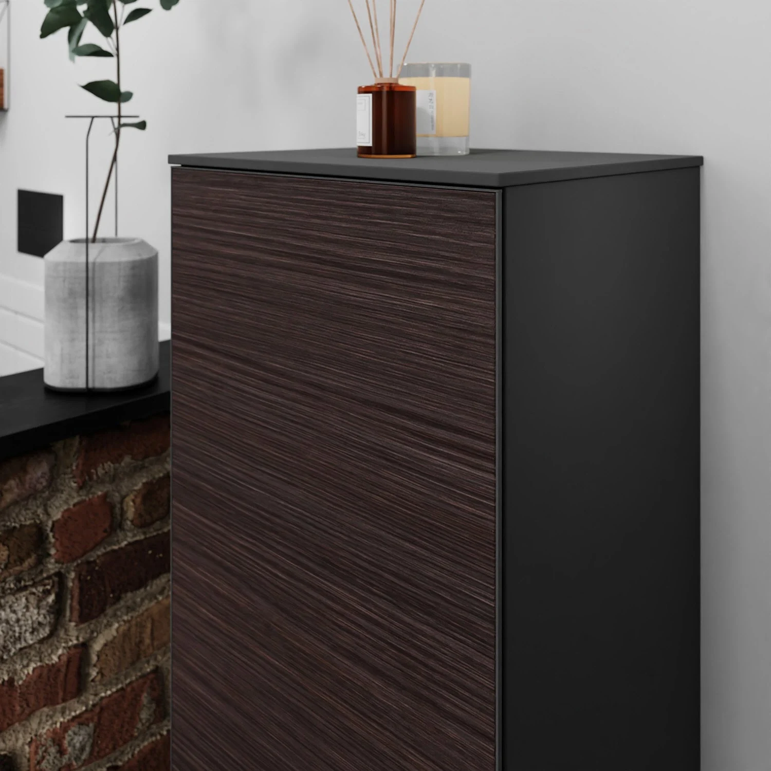 Ciemnobrązowa średnia szafka zbliżenie w łazience, hansgrohe