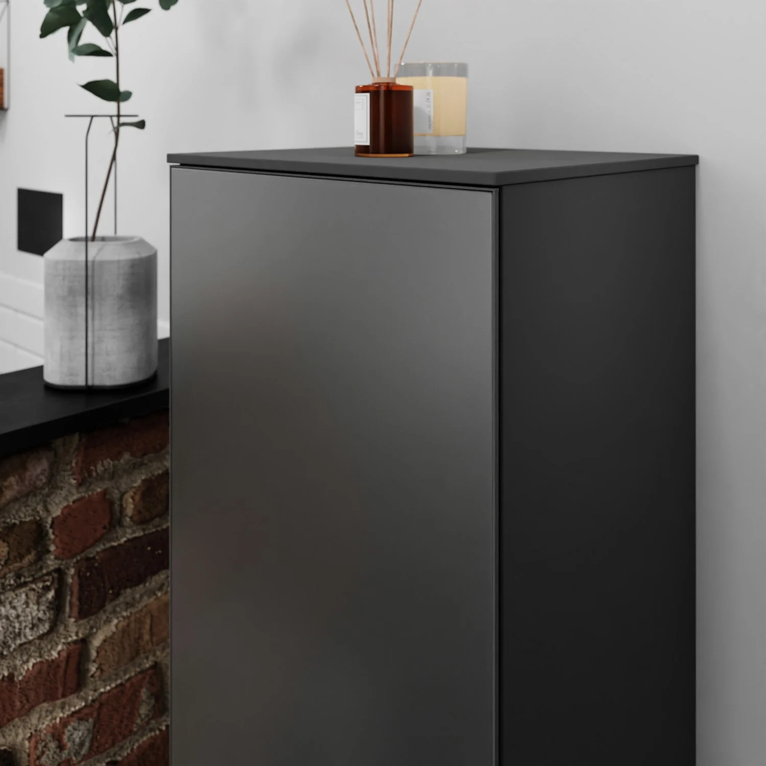 Szara średnia szafka zbliżenie w łazience, hansgrohe