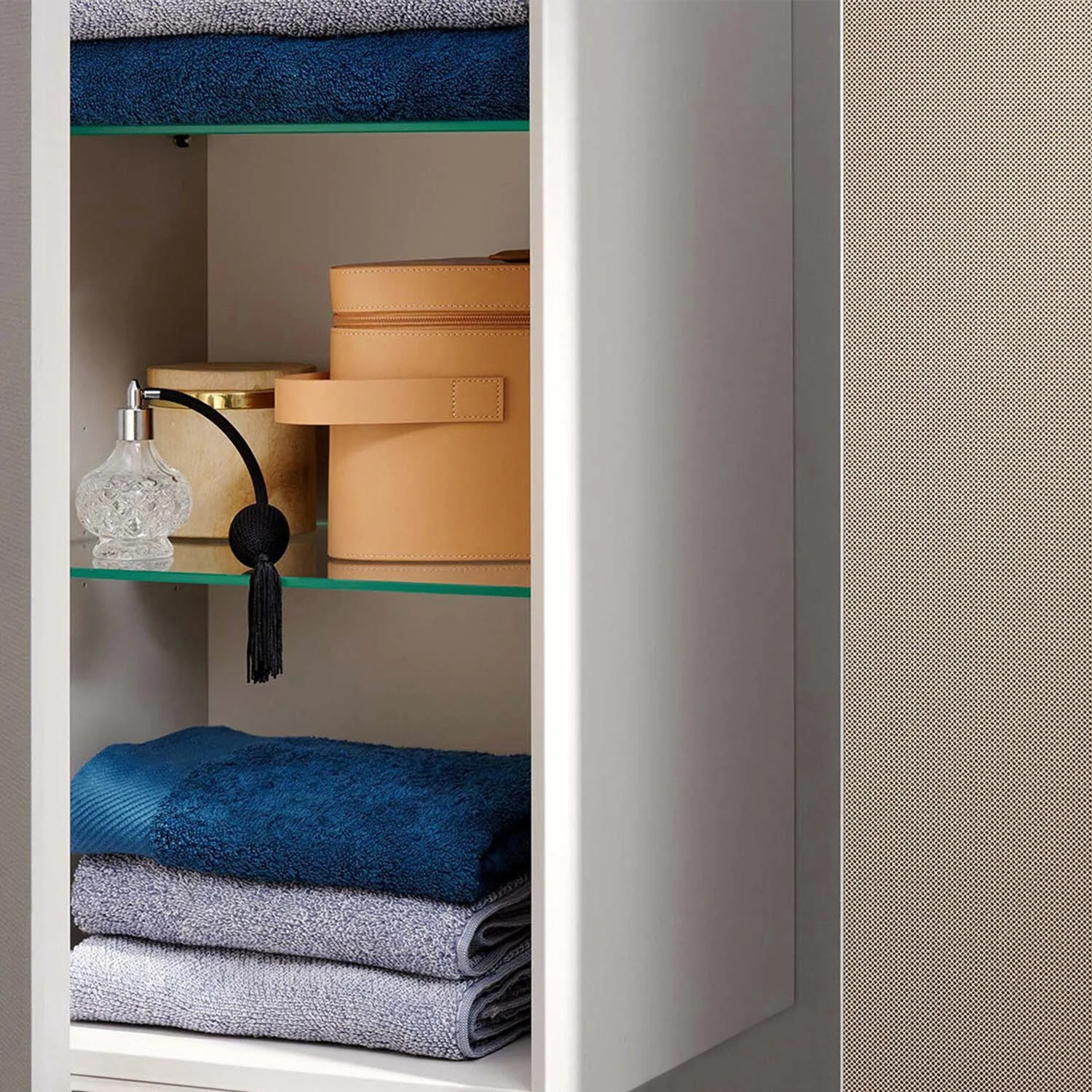 Zbliżenie otwartej szafki z ręcznikami, hansgrohe