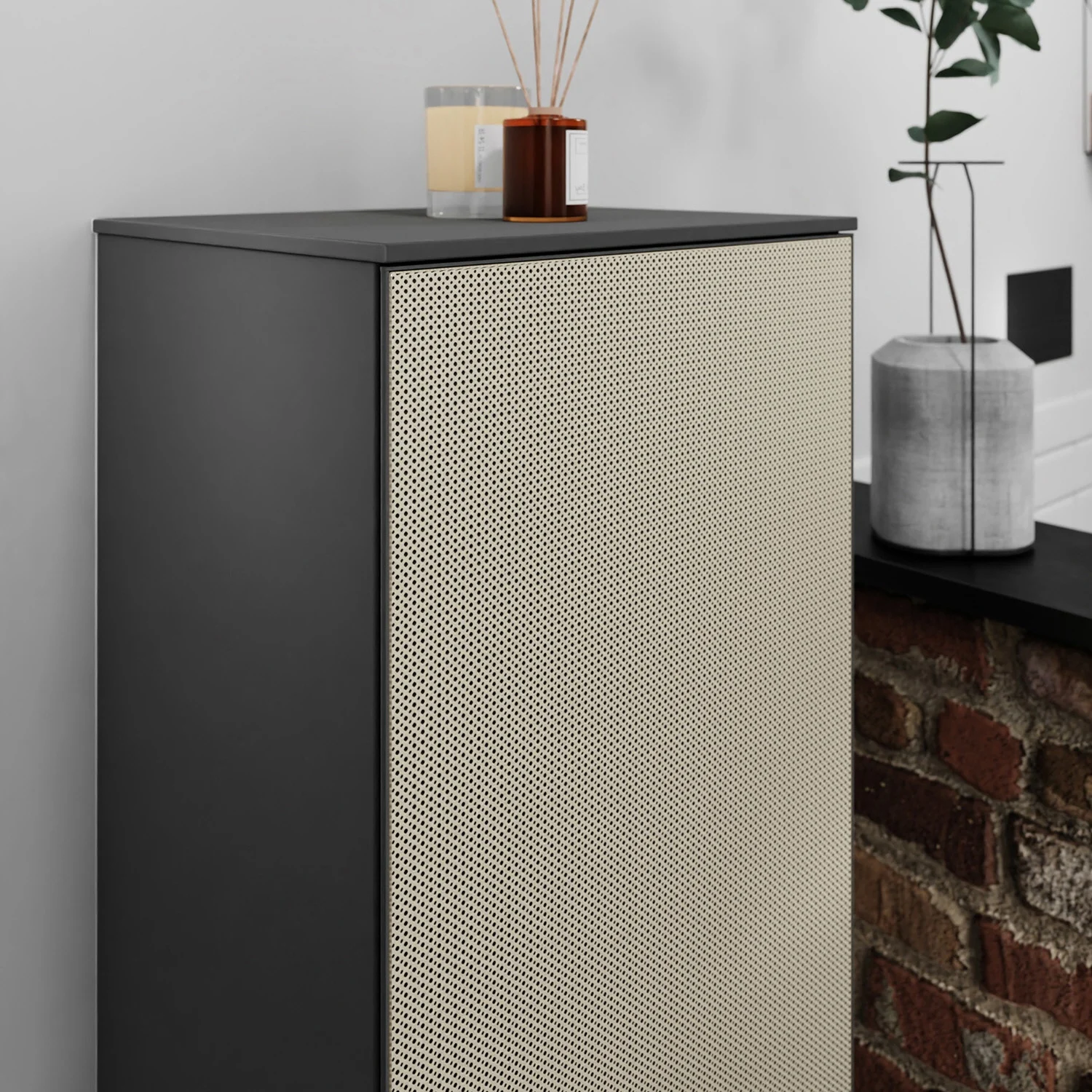 Zbliżenie szafki wiszącej w łazience, hansgrohe