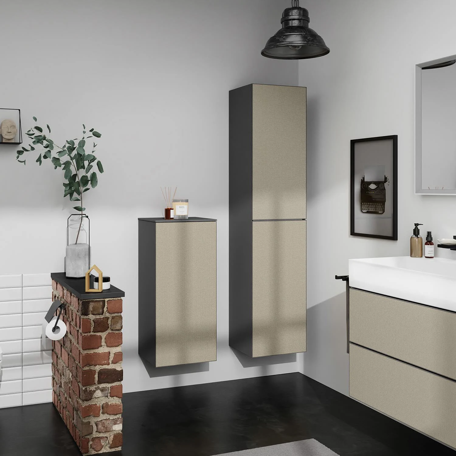Łazienka z dwoma szafkami wiszącymi i umywalką, hansgrohe