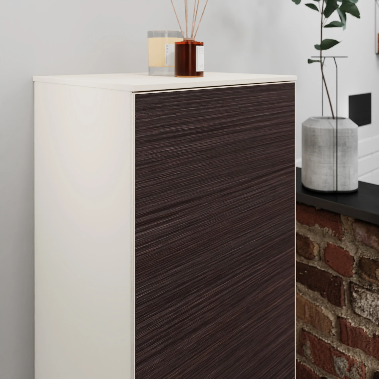 Zbliżenie wiszącej szafki w łazience, hansgrohe
