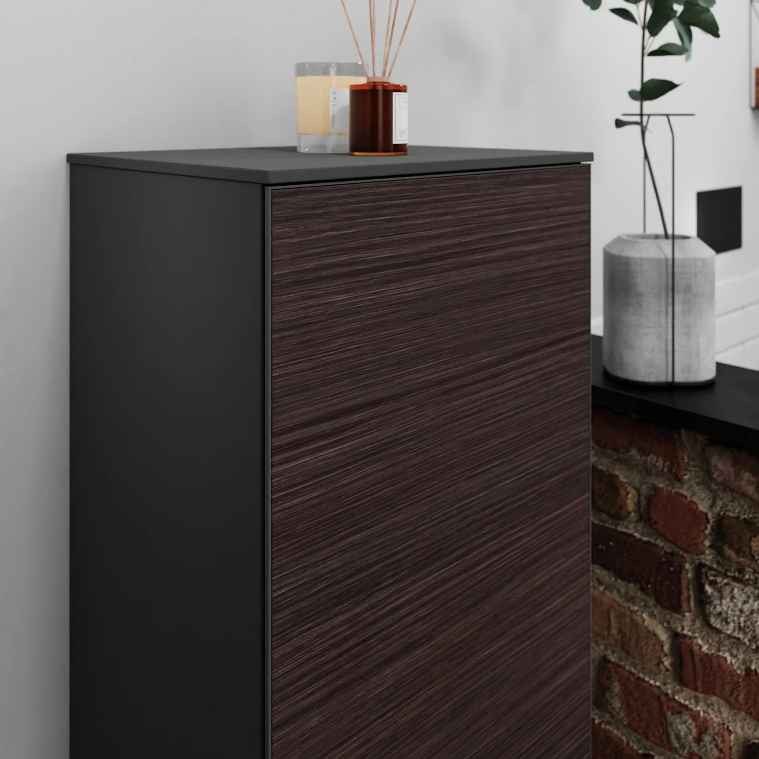 Zbliżenie ciemnej drewnianej szafki w łazience, hansgrohe