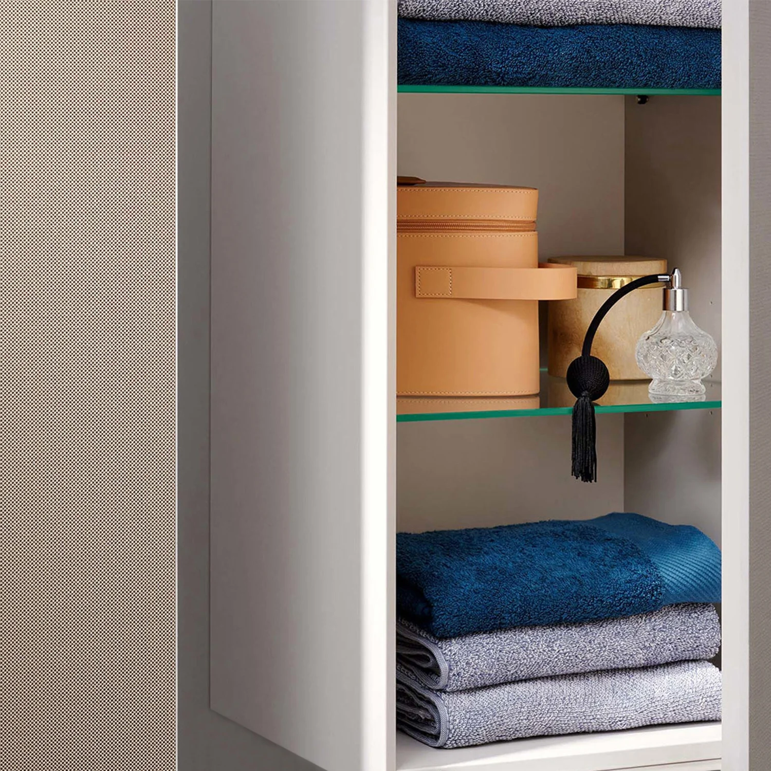 Otwarta szafka z ręcznikami i akcesoriami, hansgrohe