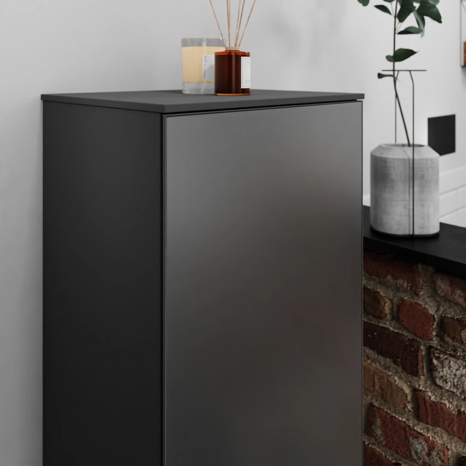 Zbliżenie szarej szafki z dekoracją, hansgrohe