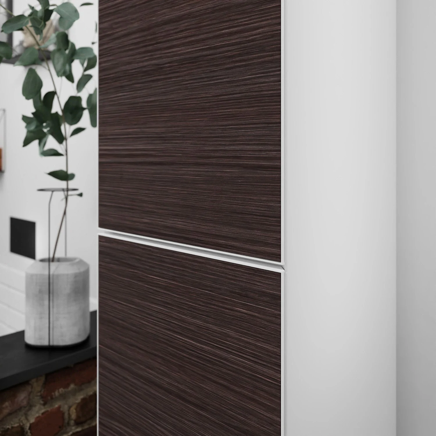 Ciemnobrązowa wysoka szafka z białą ramą w łazience, hansgrohe