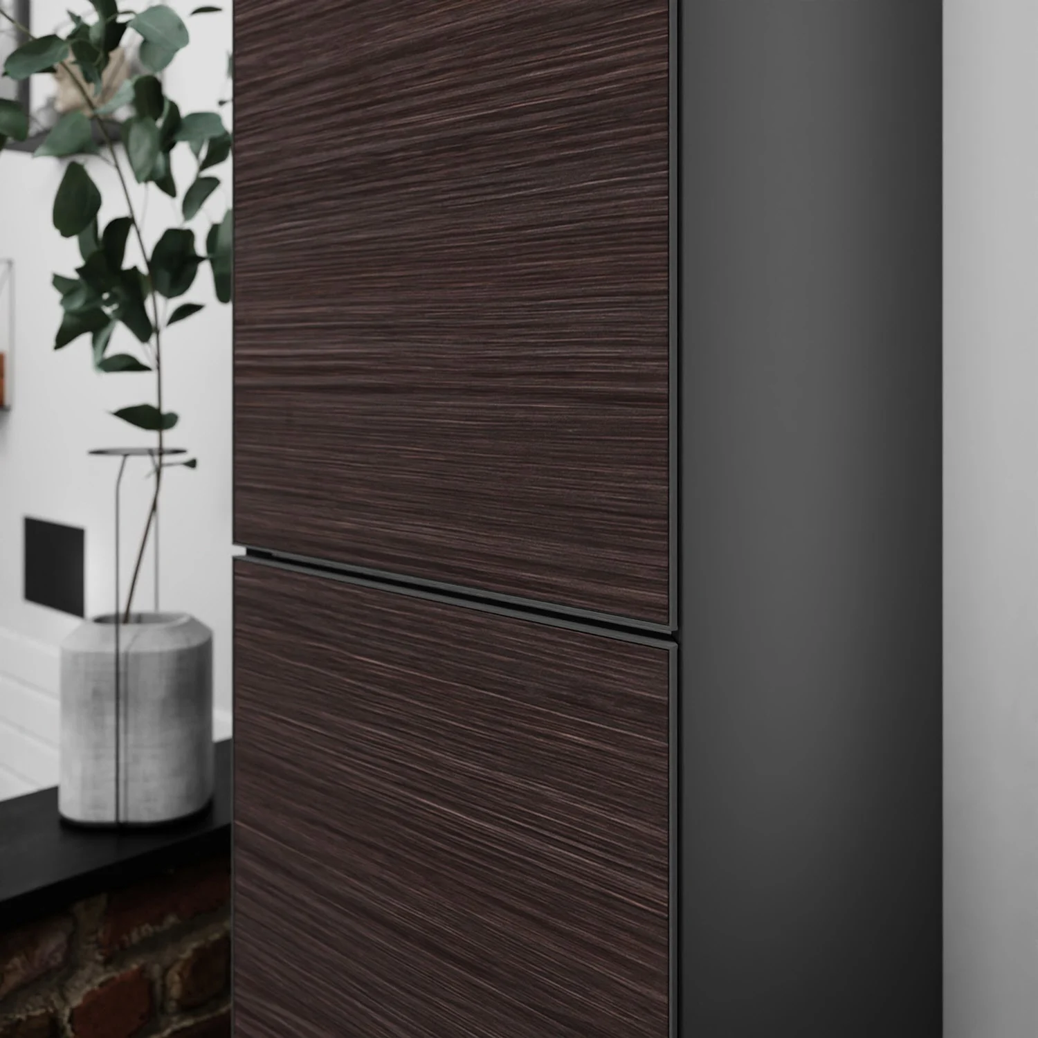 Ciemnobrązowa wysoka szafka zbliżenie w łazience, hansgrohe