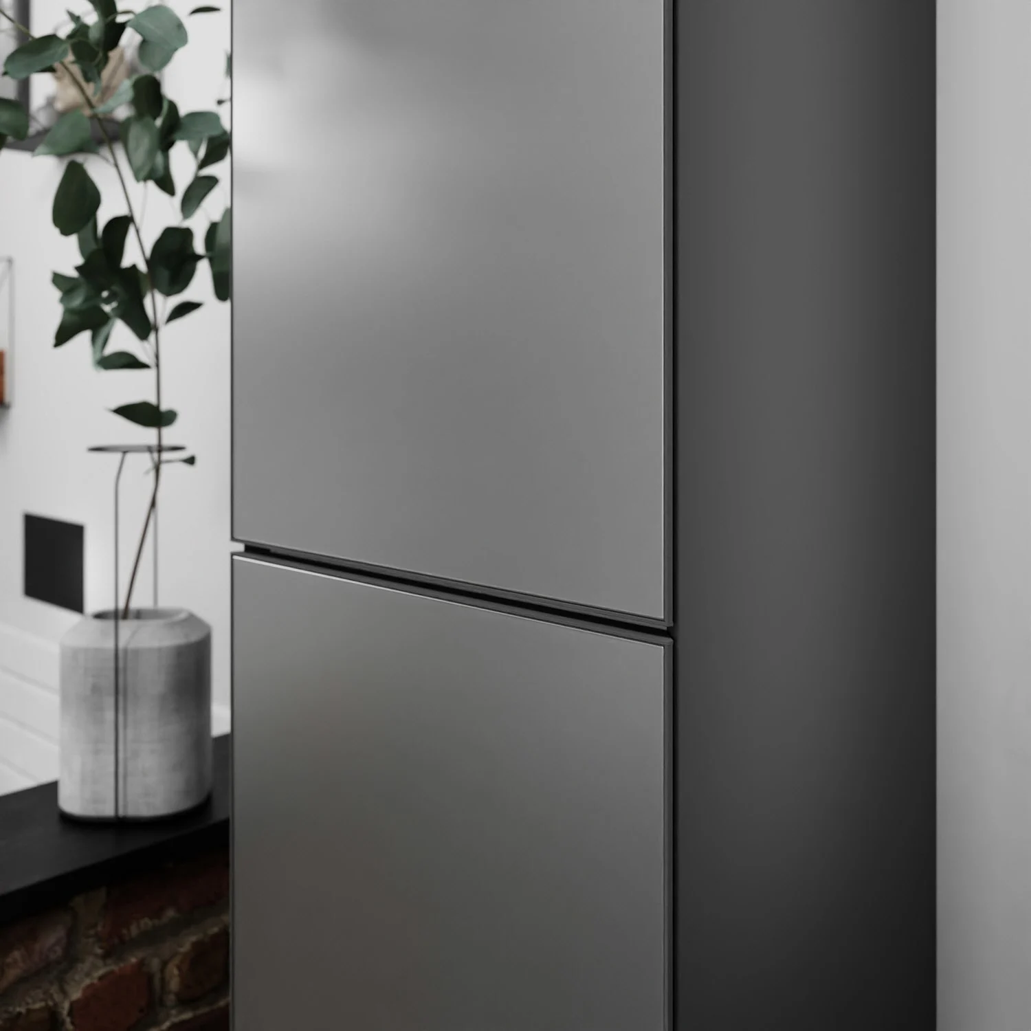 Szara wysoka szafka zbliżenie w łazience, hansgrohe