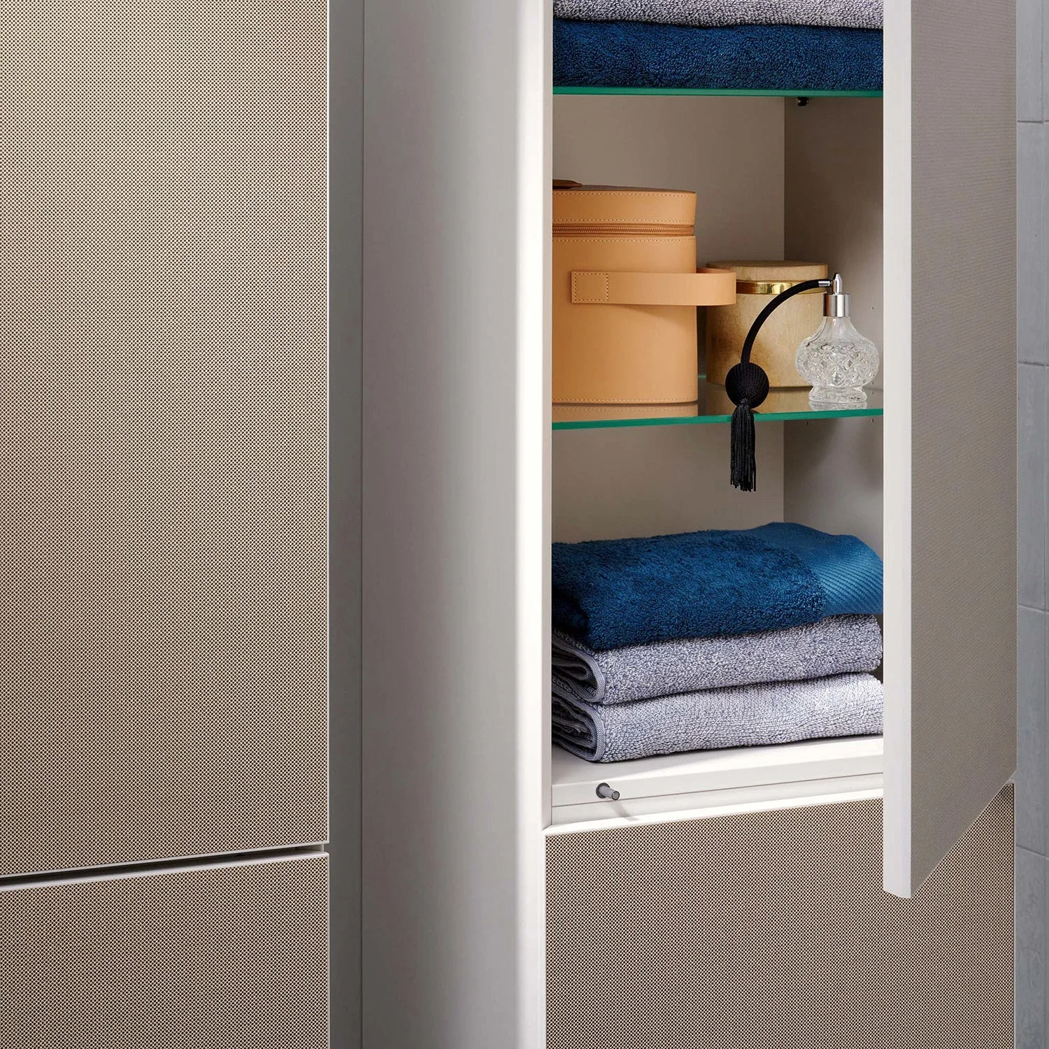 Otwarta wysoka szafka z ręcznikami i akcesoriami, hansgrohe