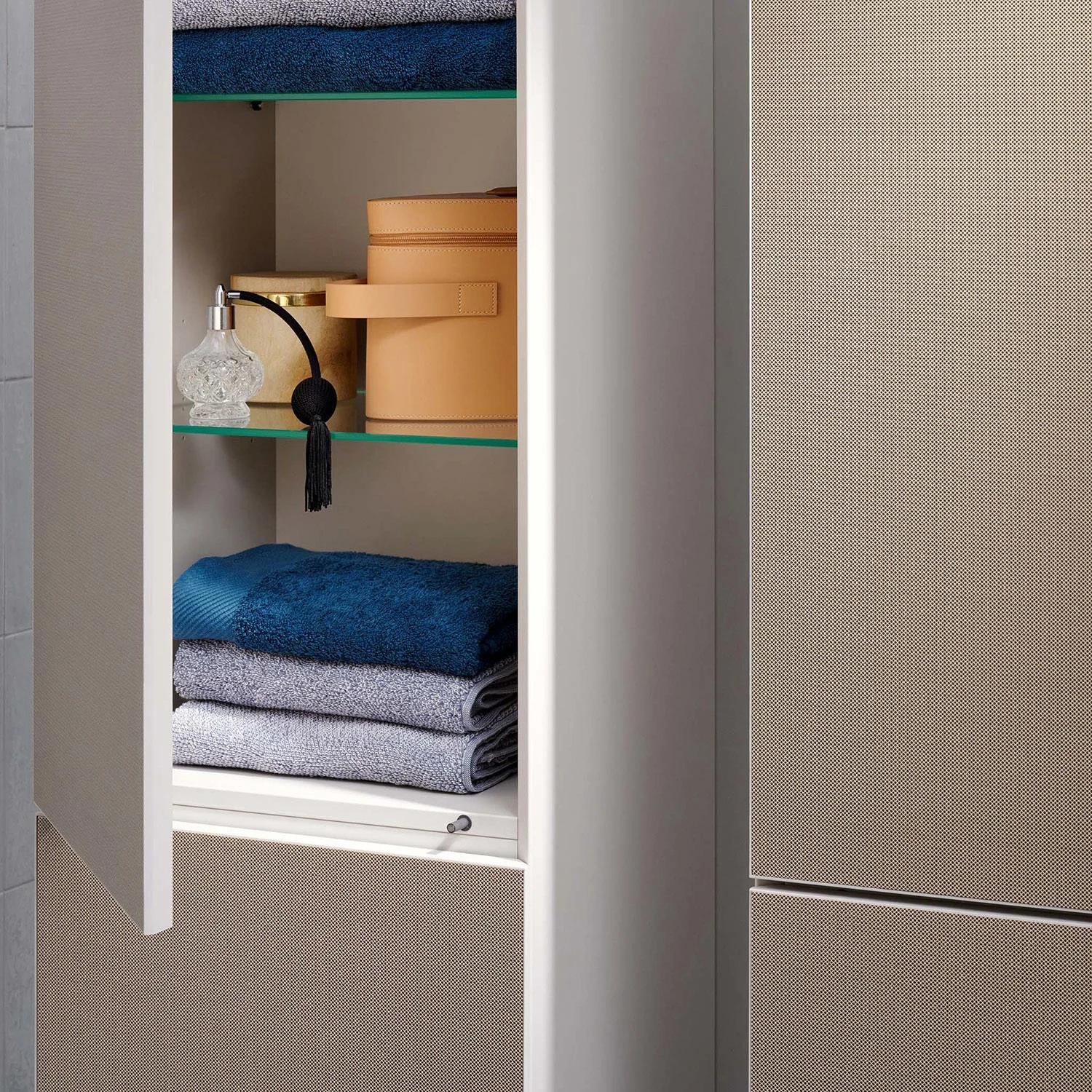 Zbliżenie otwartej szafki z ręcznikami, hansgrohe