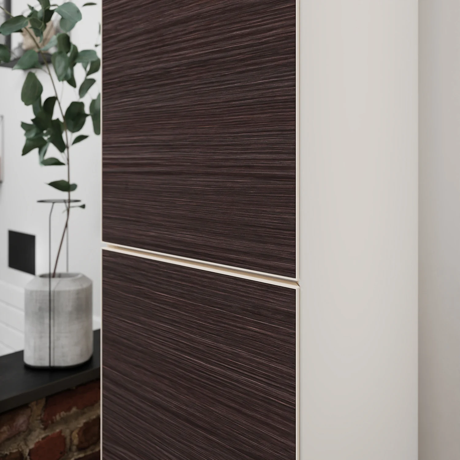 Zbliżenie wysokiej szafki z ciemnym wykończeniem drewnianym, hansgrohe