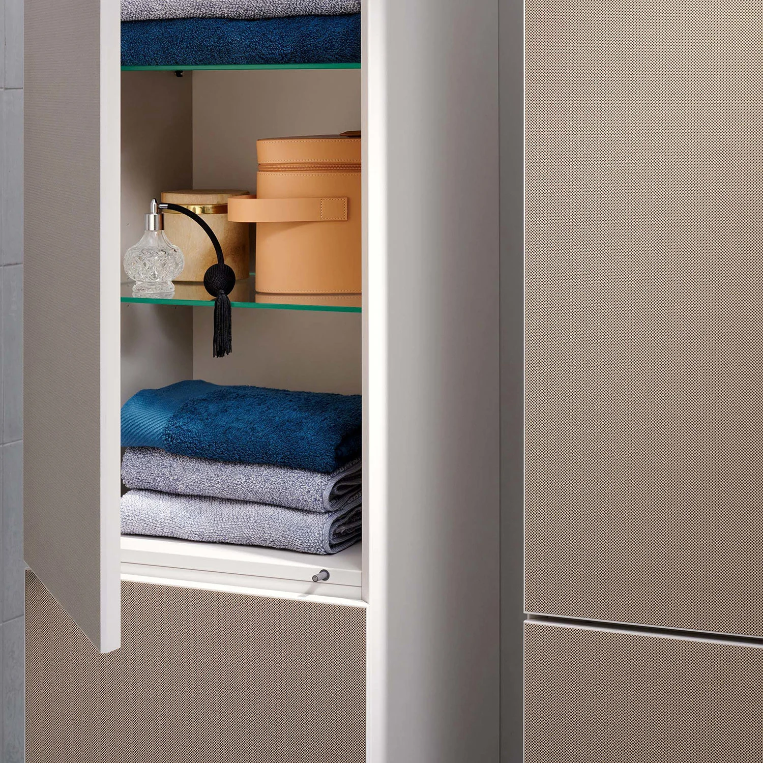Zbliżenie otwartej szafki z ręcznikami, hansgrohe